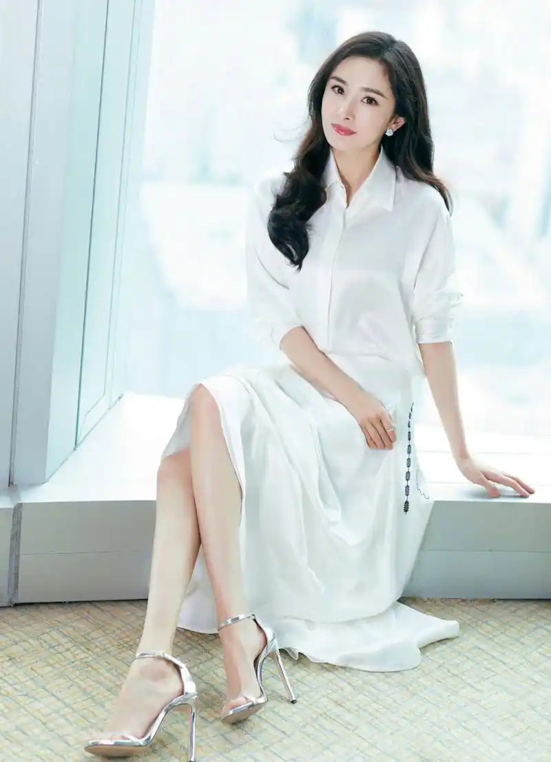 杨幂  美脚丫大长腿