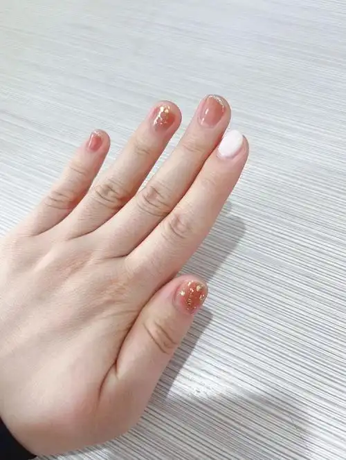 第一次美甲,小红书拿图做的,50块钱可太值了,太适合我这种小短圆甲了