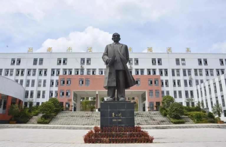 如今,福泉中学已发展成为贵州省省级示范性普通高级中学,但因地处欠