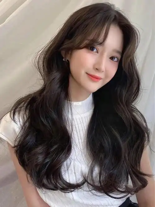 浪漫的卷发搭配氛围感刘海超修饰脸型