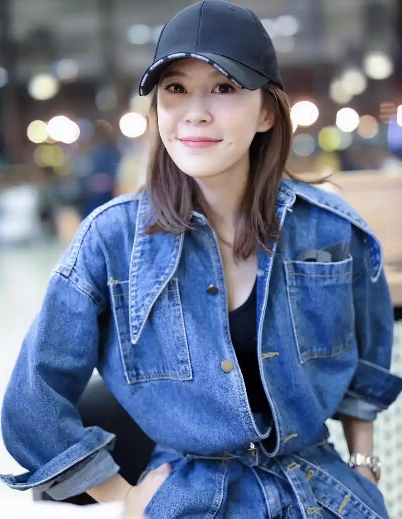 原创34岁李金铭保养的真好穿牛仔连体裤走机场肌肤精致全无憔悴感