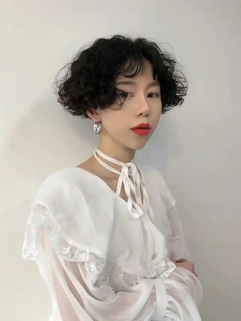 发型 #烫发 超短发爆炸卷,主要适合脸型偏小的小姐姐,发量 - 抖音