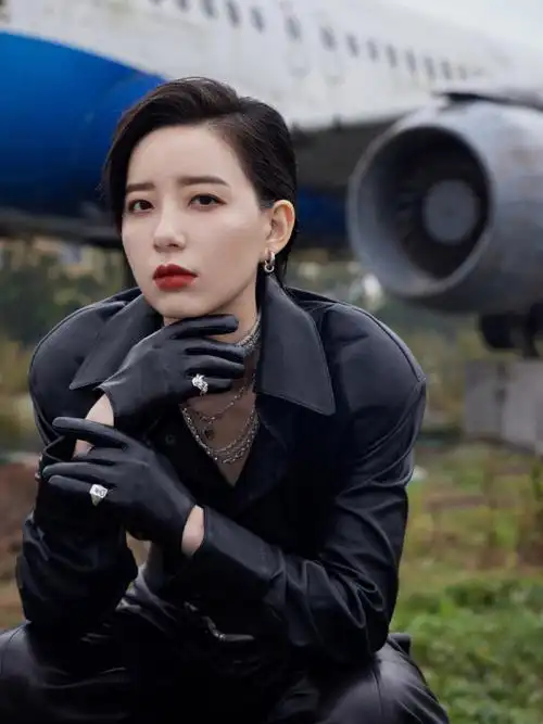 李斯丹妮黑色皮衣工装造型