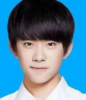 易烊千玺王俊凯的红底证件照也很好看,一看就是学校的校草,这桀骜不驯