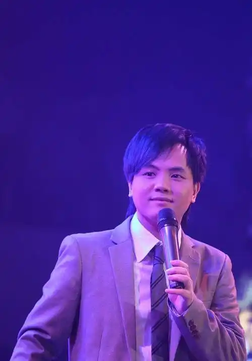 原创郑源凭一万个理由红遍网络本可以成为巨星如今却销声匿迹