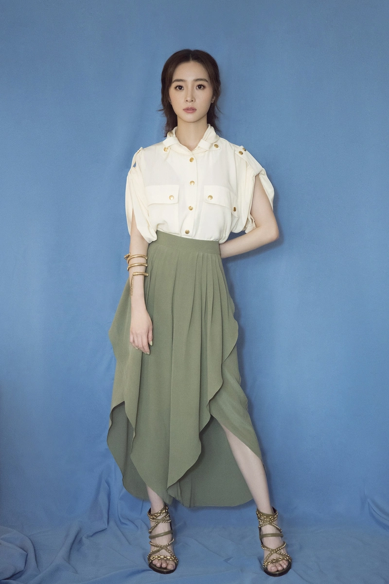 原创胡冰卿真会穿一件白色衬衫搭配黑色长裤简约大气干练又时髦