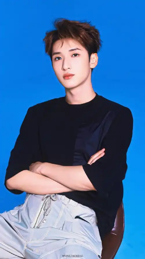 严浩翔看镜头vs严浩翔不看镜头