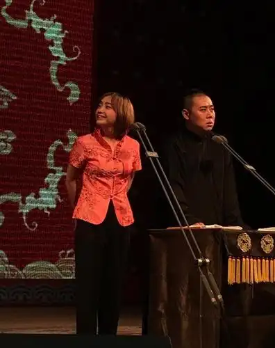 邢鹤薇——邢鹤薇平时主要在德云社负责报幕,但偶尔也会出来说几段