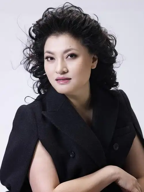么红:中国著名女高音歌唱家中央歌剧院副院长中央歌剧院国家一级演员