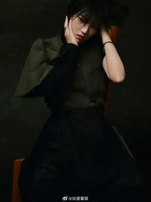 陆柯燃穿的解构主义高定衣裙