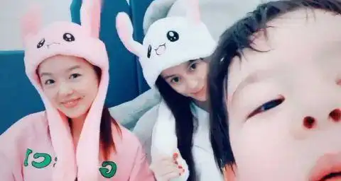 网友亲子餐厅偶遇baby带娃 小海绵好看正面照流出