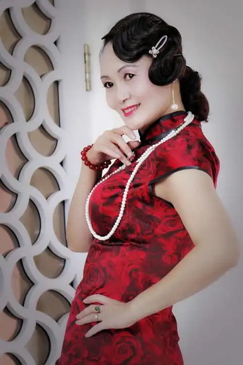 战雅芹 出镜  君子兰 文笔  感悟人生 爱歌爱舞爱旗袍, 风采艳丽巫栽