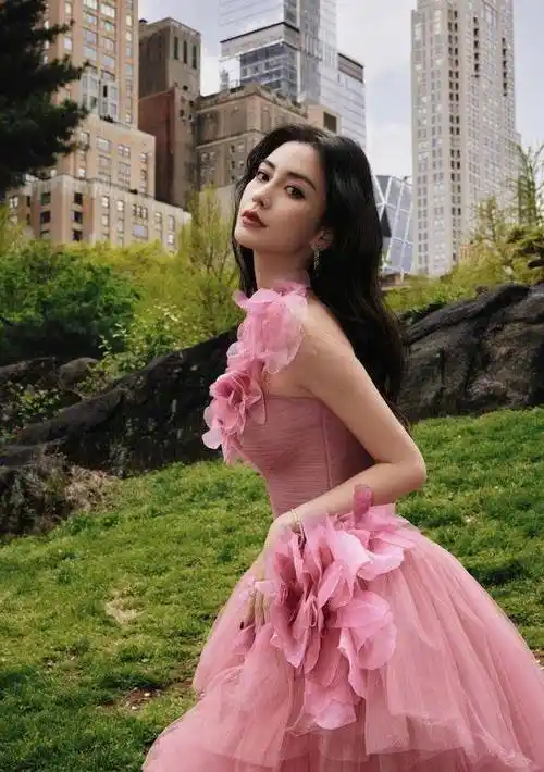 angelababy身形吓呆设计师腰围缩11.5 cm 粉色花朵纱裙,仙气十足