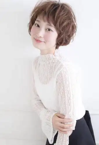 40岁的国字脸女性适合什么样的发型短发减龄显瘦中发有女人味