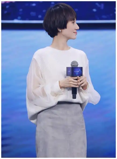 袁泉的短发也能有女人魅力,随便搭配都文艺风十足,她可太会了