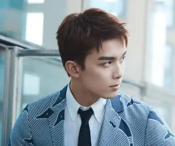 原创原创不刮胡子的吴磊man爆了小鲜肉变霸道总裁说不心动是假的