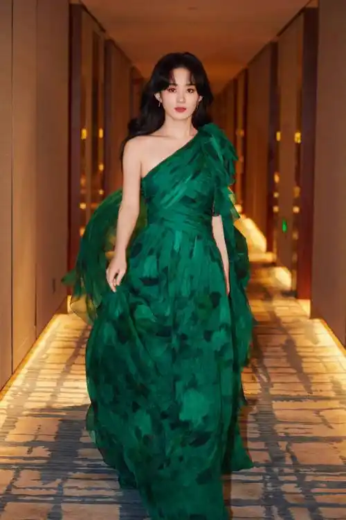 赵丽颖绿色斜肩长裙优雅写真_气质_女神