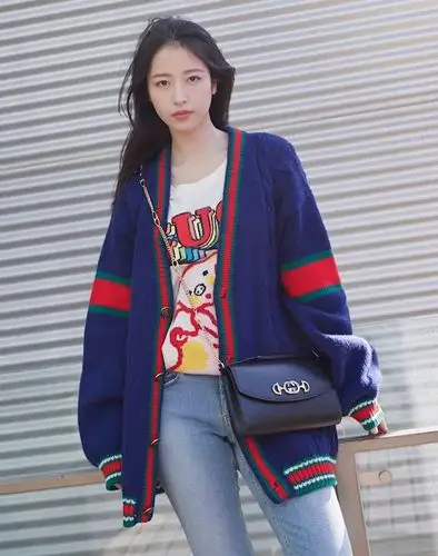 周雨彤穿搭技巧:针织衫 毛毛鞋,百搭又时尚,四月份穿最适合!