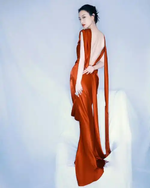 露背红裙的美丽倪妮,贵气的性感什么样,这就是.