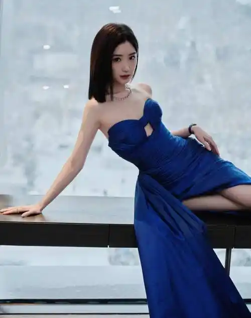 毛晓彤克莱恩蓝抹胸礼服裙美极啦