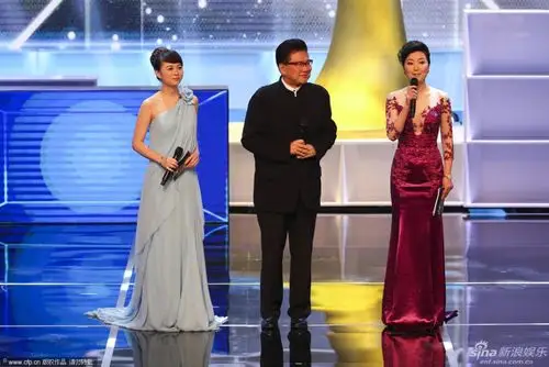 组图:主持人周瑾,曹可凡,陈蓉登场