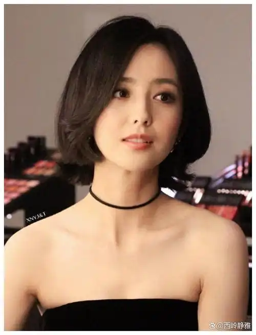 "壁纸女神"佟丽娅:气质优雅,性感身材勾人心魄