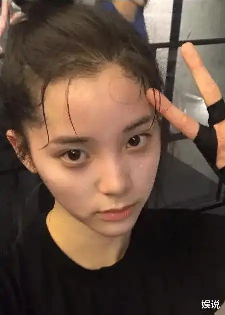 原创欧阳娜娜被粉丝要求卸妆看清她素颜后网友求你别再化妆了