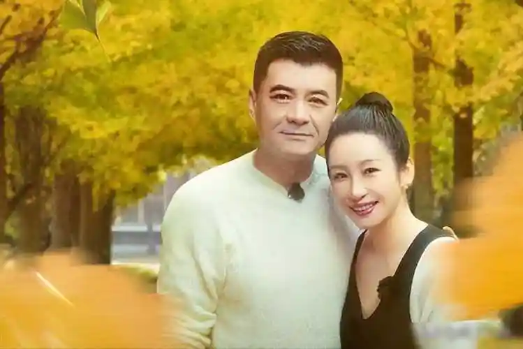 秦海璐"巨婴症儿子"已经9岁,一家人旅游被拍,家庭状态幸福_王新军