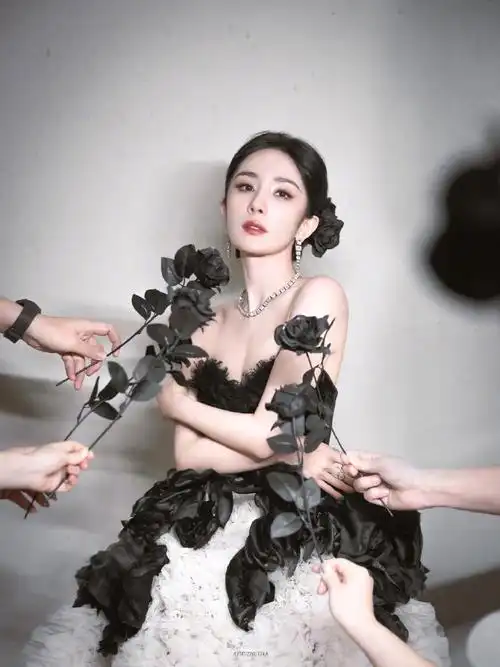 临场反应满分"杨幂出发上红毯的前一秒,一朵黑玫瑰从裙子上掉了下来