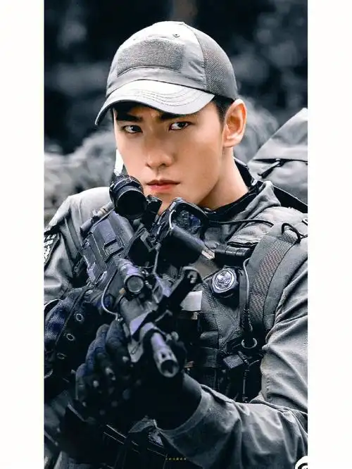 发一些小豹子燕破岳杨洋真是太适合军装啦