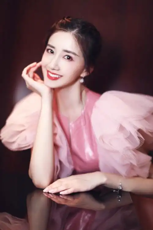 陈欣予亮相活动压轴走秀 粉色皮裙乖张浪漫气场满分