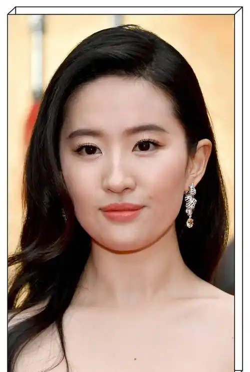 刘亦菲生图曝光,身穿金色抹身材凤凰裙尽显优雅气质,女王范儿十足_花