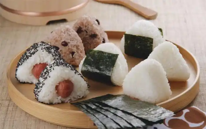 美味饭团04(饭团是日本的传统食品,主要食材是米饭,主要配料是鱼片等.