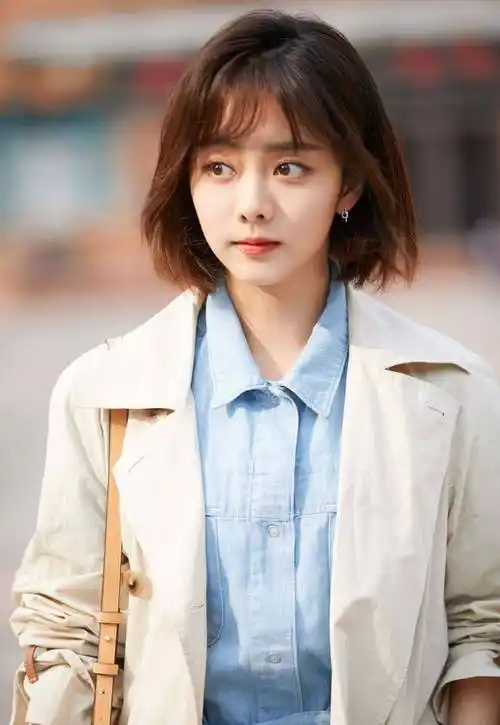 之后的谭松韵演了很多古灵精怪的少女角色,《特化师》 《狐狸的夏天》