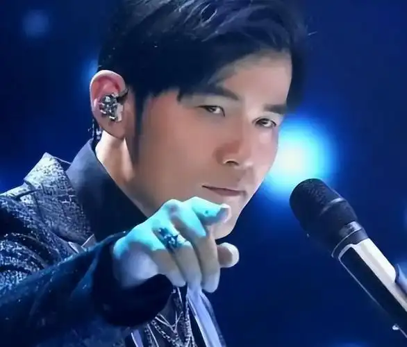 20世纪末尾,香港有四大天王,刘德华,张学友的歌声传遍了大江南北,流