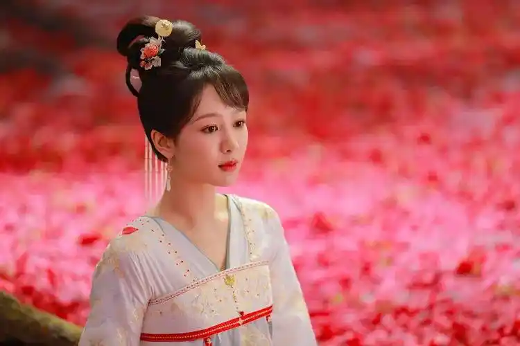 而杨紫又是古装剧专业户,接连交出的香蜜沉沉烬如霜》,沉香如屑》和