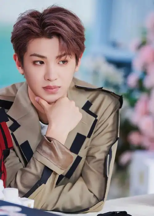 黄明昊超话·#黄明昊极限挑战#@jjjustin0219即将登入虚拟社交游戏"