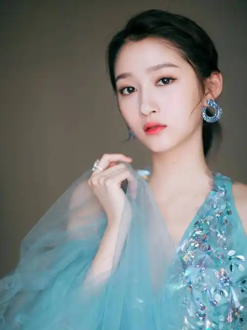 关晓彤为啥一直偏爱露额头发型?齐刘海照片曝光后,瞬间懂了!