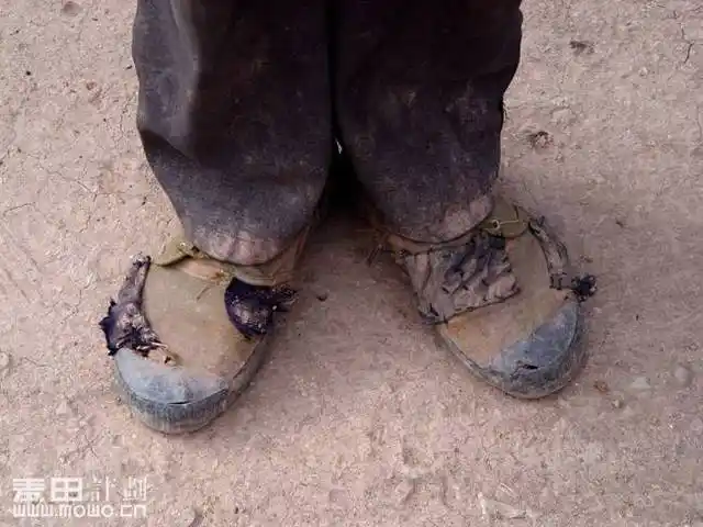 麦田志愿者在走访时,看到一个孩子穿着破烂的鞋子