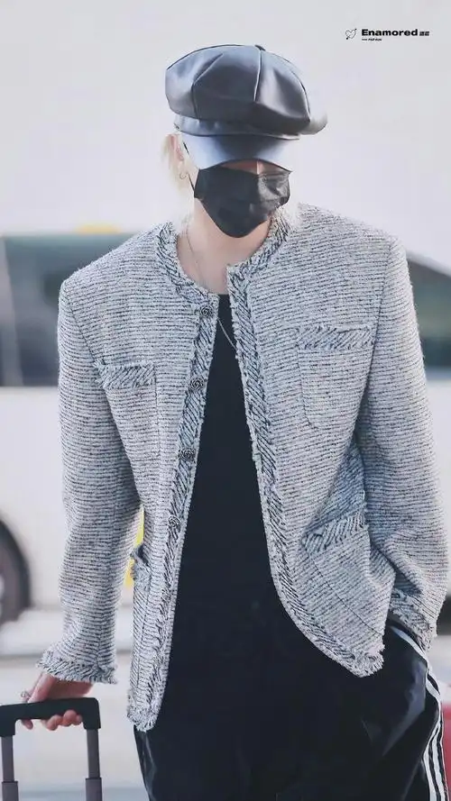 蔡徐坤机场饭拍,金发小香风造型帅气十足