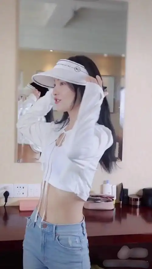 不少粉丝们都前来围观张韶涵的健身套路.