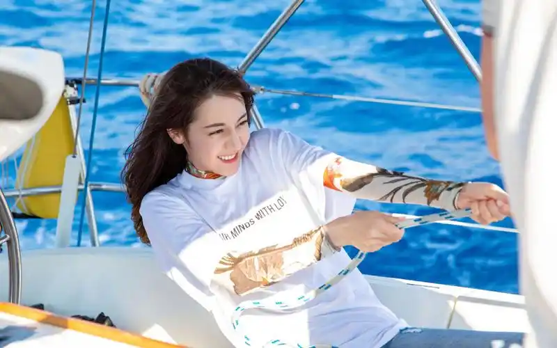 迪丽热巴海上清新高清桌面壁纸