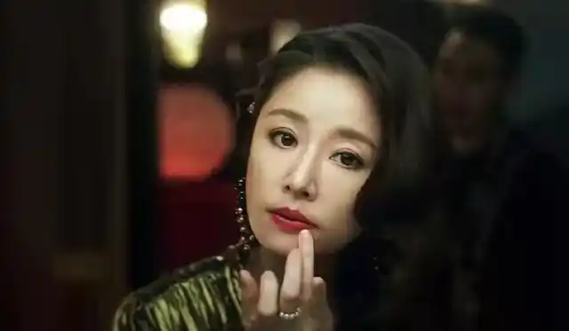 林心如真的老了!新片花大波浪配红唇皱纹明显,抽烟姿势风情万种