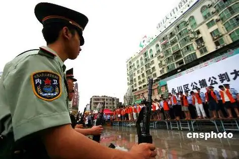 涉嫌故意杀人,抢劫,贩卖毒品等犯罪的23名犯罪嫌疑人依法公开宣布逮捕