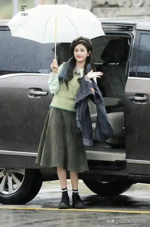 白鹿新戏上班路透,灰色大衣配贝雷帽,身高压成一米五?