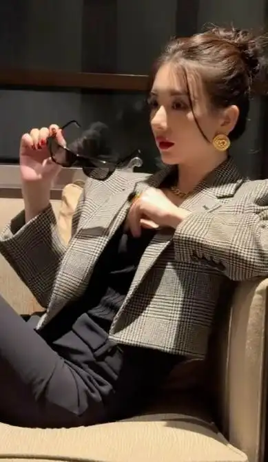 方媛现身活动搭配大牌明星范儿气质超好露纤腰秀好身材