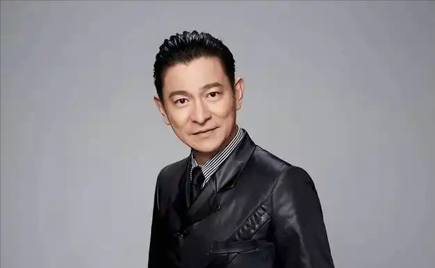 刘德华为父亲设灵妻女现身丧礼现场11岁的女儿身高已达他肩膀