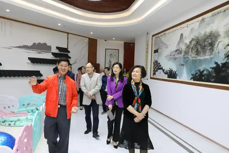 深圳市委组织部副部长老干部局局长曾雪莲到新安街道长青老龄大学调研