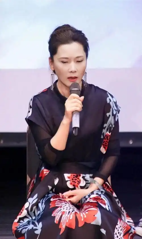 何赛飞58岁还很漂亮,身姿绝美气质温婉,头发蓬起典型老人梳法