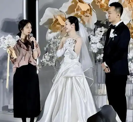 当得知演员董晴宣布结婚的那一刻,谭松韵也来到了婚礼现场,成为了全场